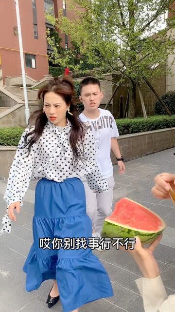 路边遇到吃瓜吵架,邻里纷争一触即发